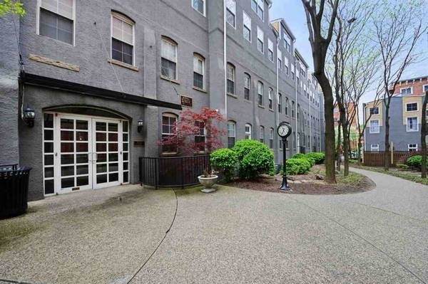 1034 Clinton St - Photo 1