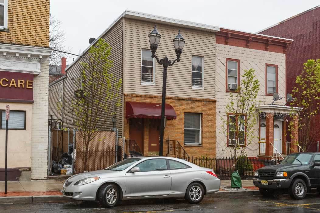 1608 Summit Ave - Photo 1