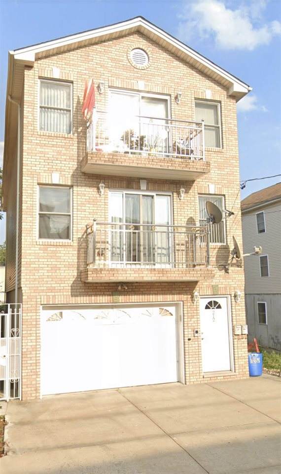 212 Cambridge Ave - Photo 1