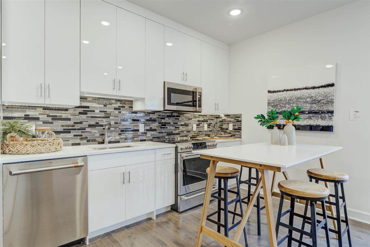 974 Summit Ave - Photo 1