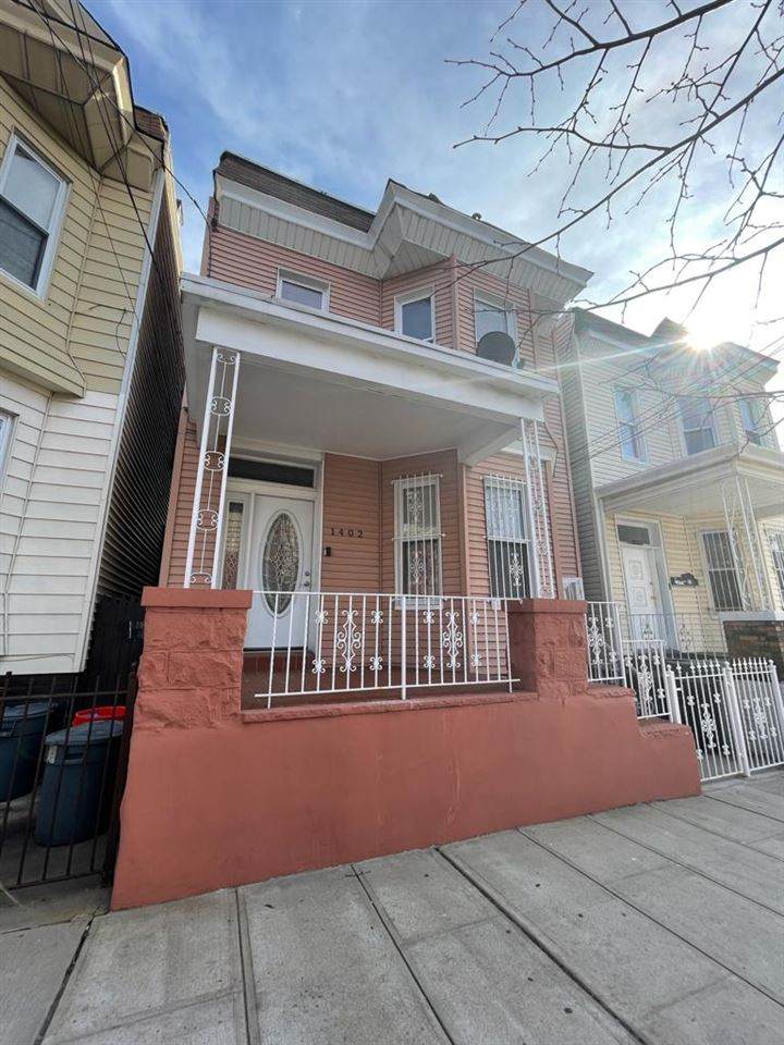 1402 New York Ave - Photo 1