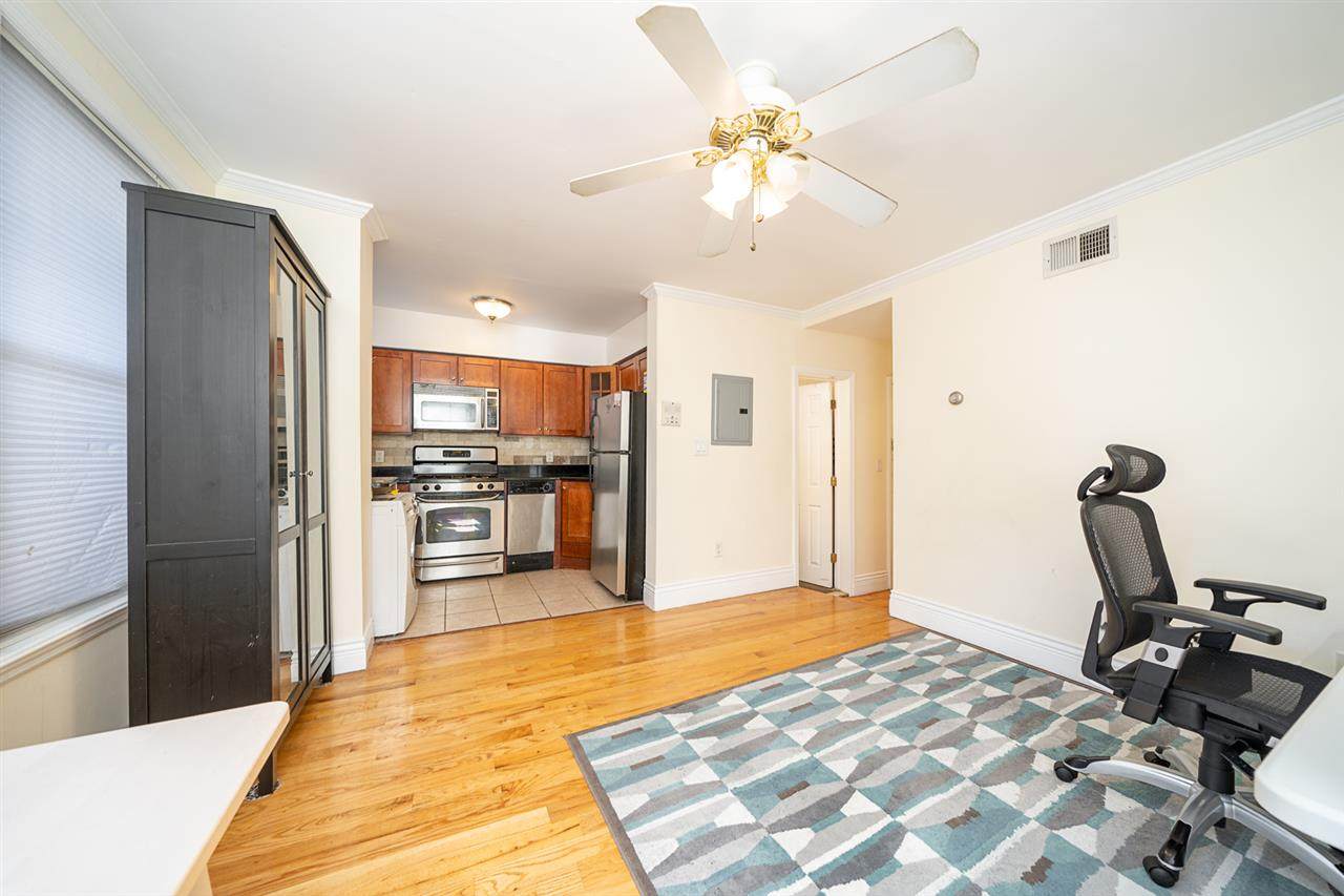 900 Garden St - Photo 1