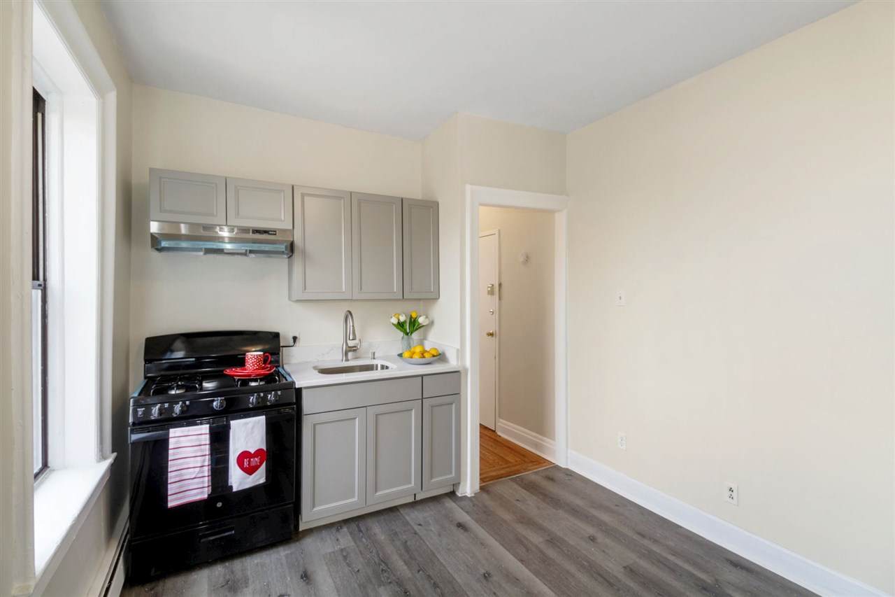 149 Zabriskie St - Photo 1