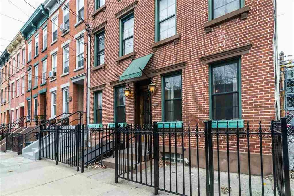 314 6TH ST - Photo 1