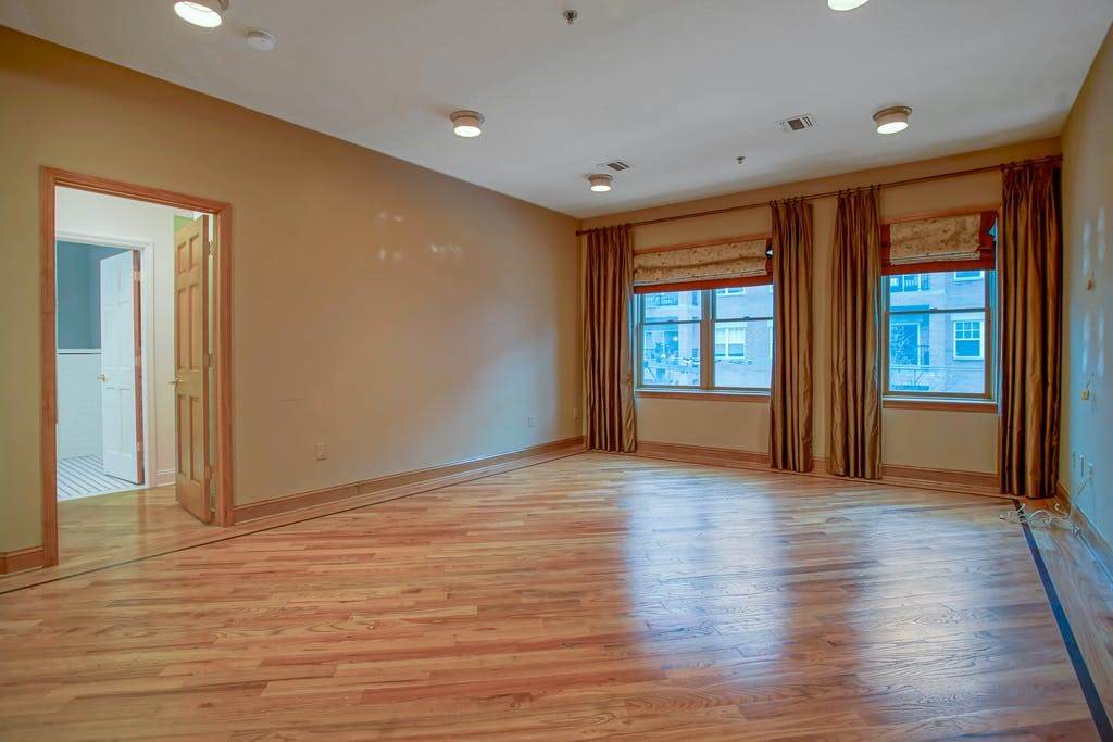 1107 Grand St - Photo 1