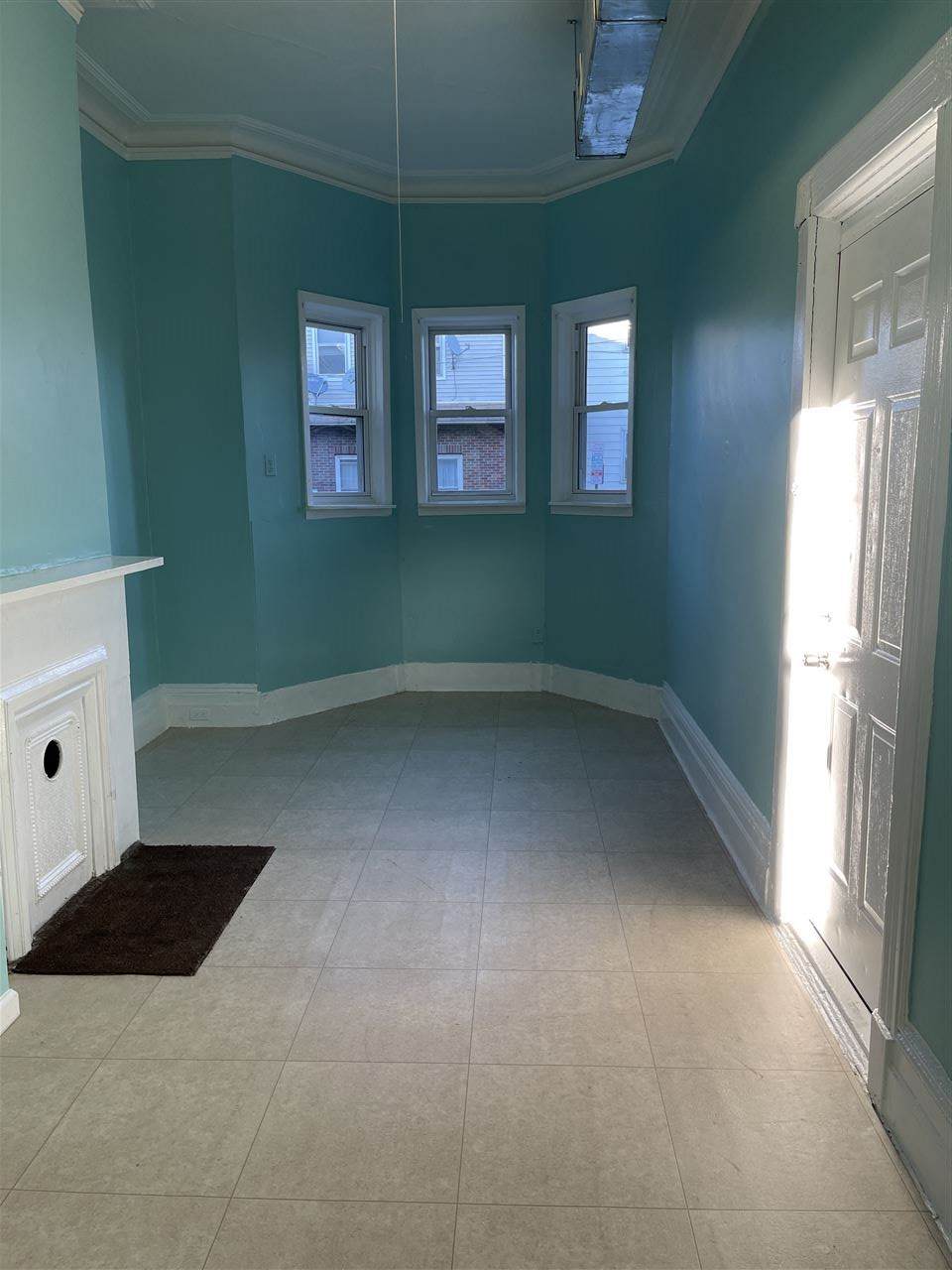 129 Hopkins Ave - Photo 1