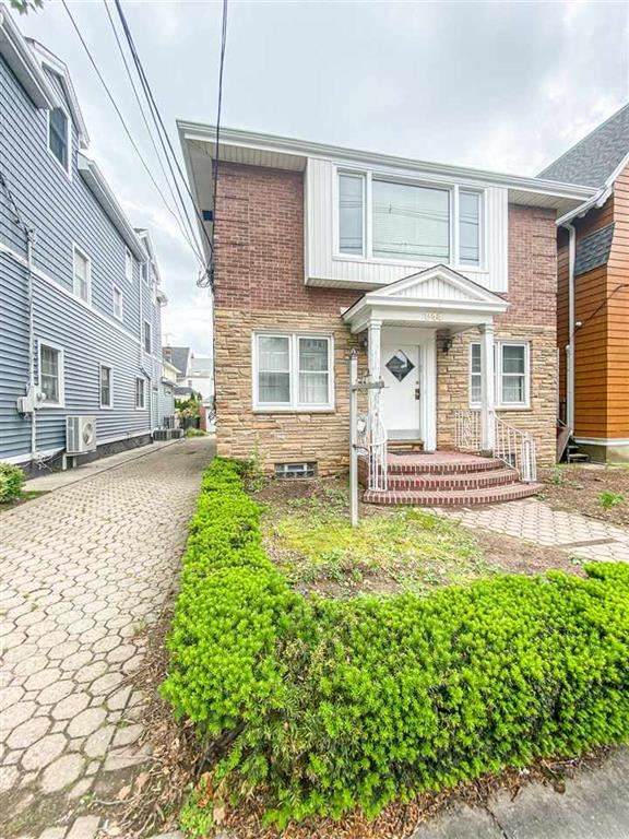 844 Avenue C - Photo 1