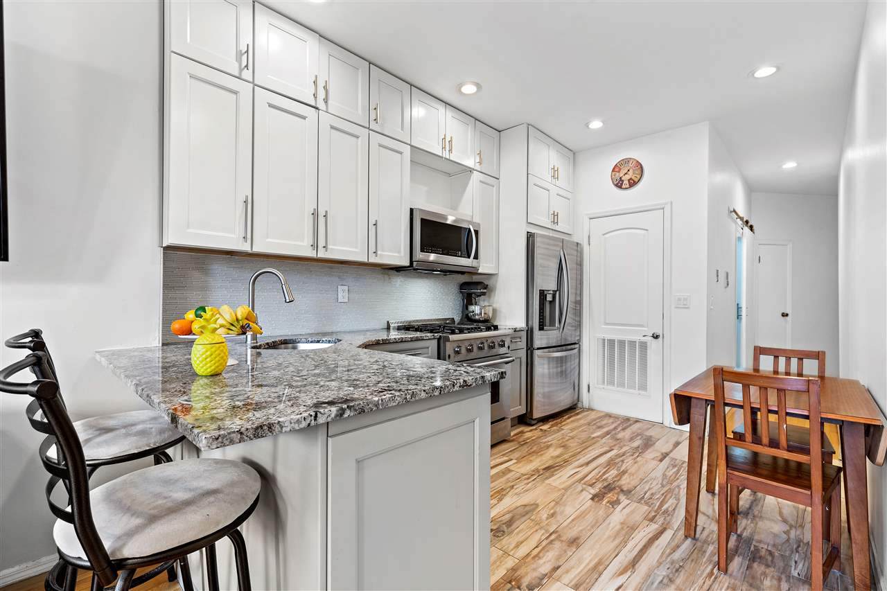 70 Park Ave - Photo 1