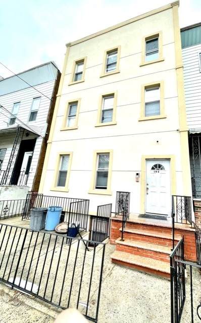 195 Webster Ave - Photo 1