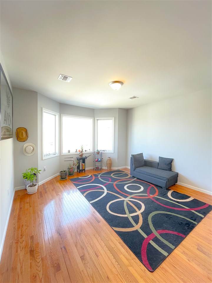 633 38TH ST - Photo 1