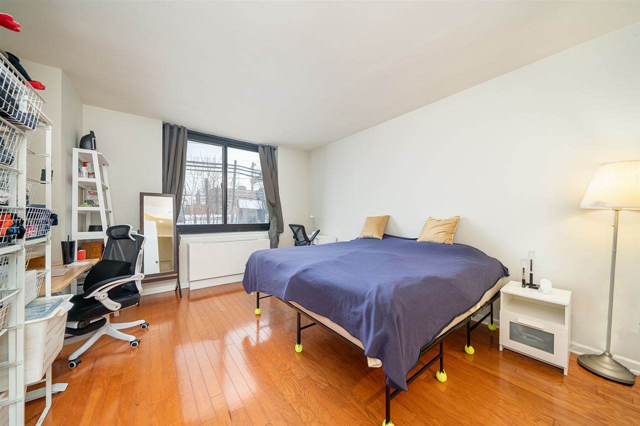 700 Grove St - Photo 1