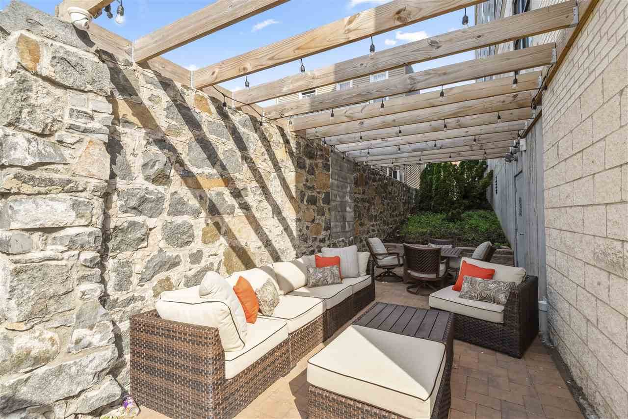 1901 Summit Ave - Photo 1