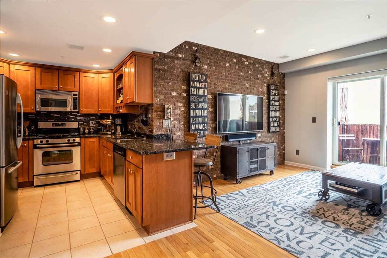 612 Adams St - Photo 1