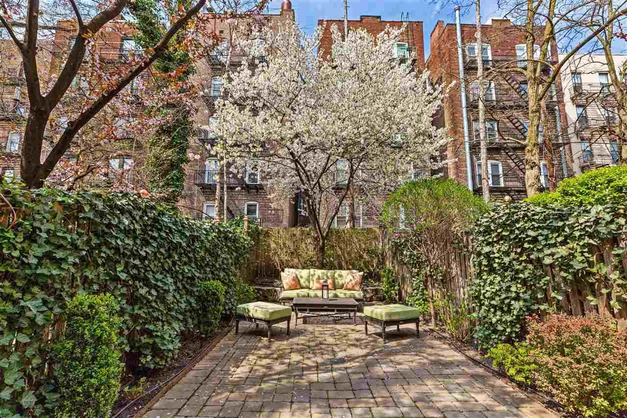 736 Park Ave - Photo 1