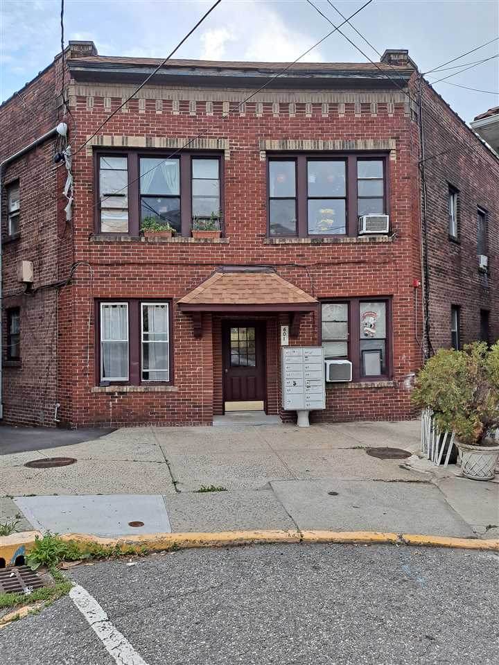 601 Columbia Ave - Photo 1