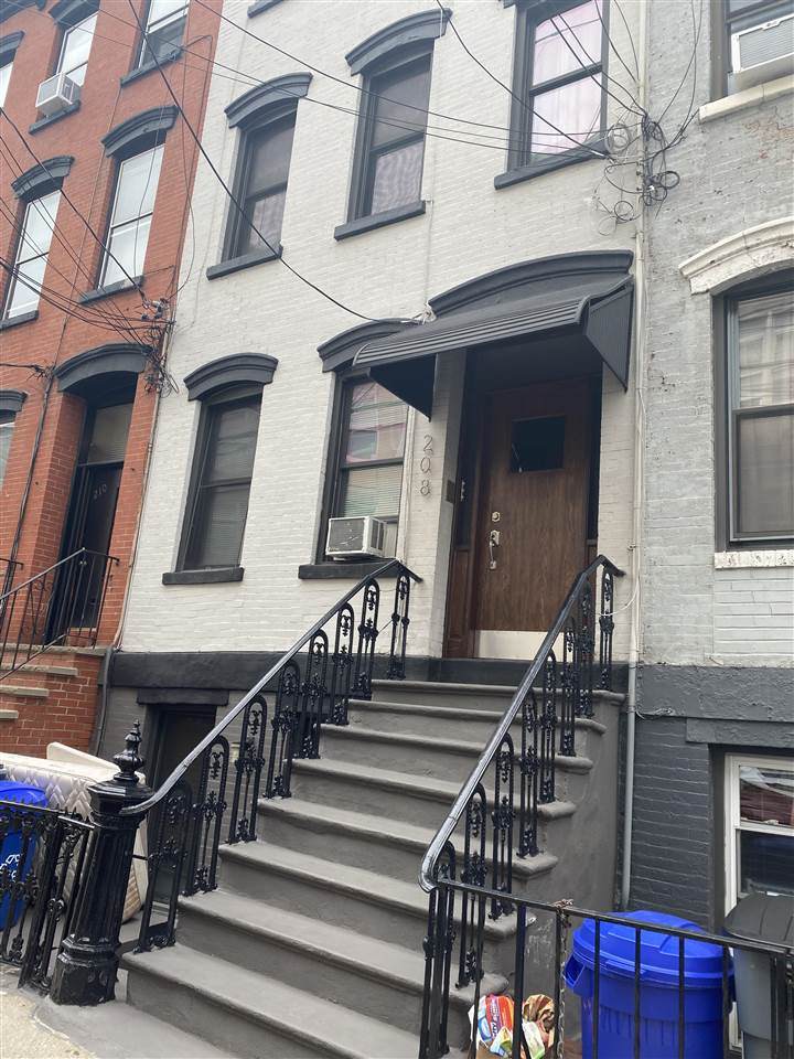 208 9TH ST - Photo 1