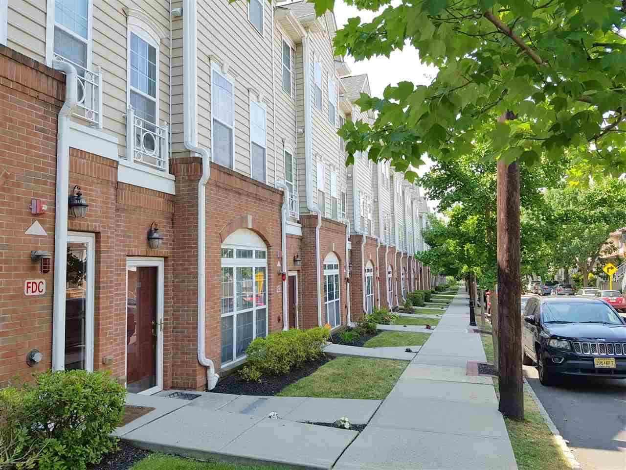 263 Custer Ave - Photo 1