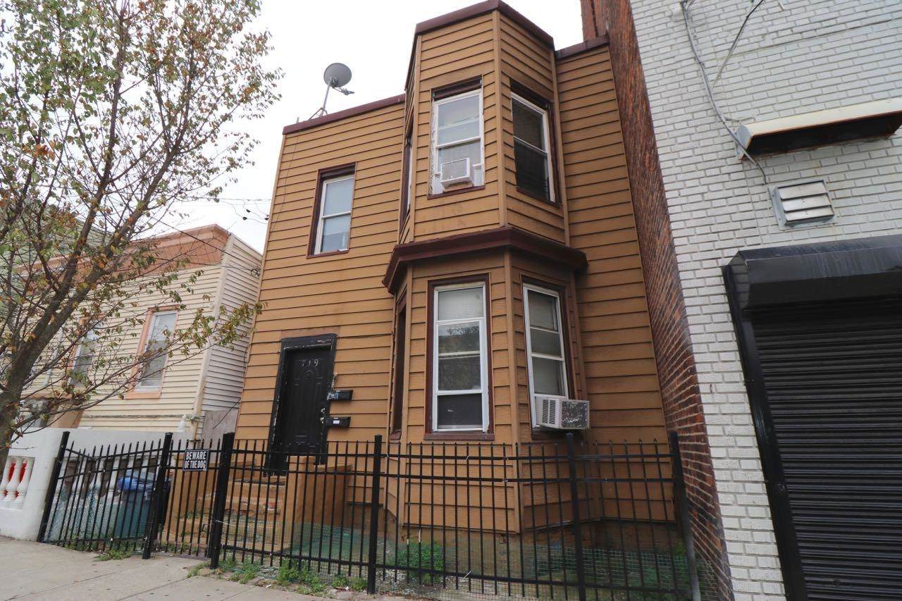 719 8TH ST - Photo 1