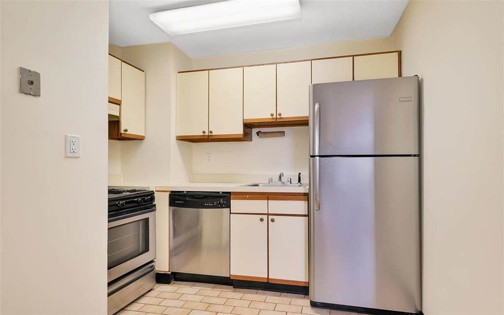 711 Willow Ave - Photo 1