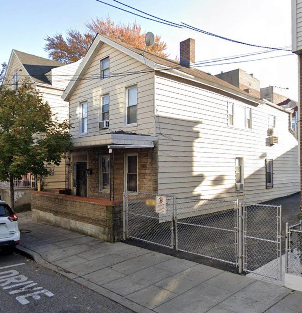 527 38TH ST - Photo 1
