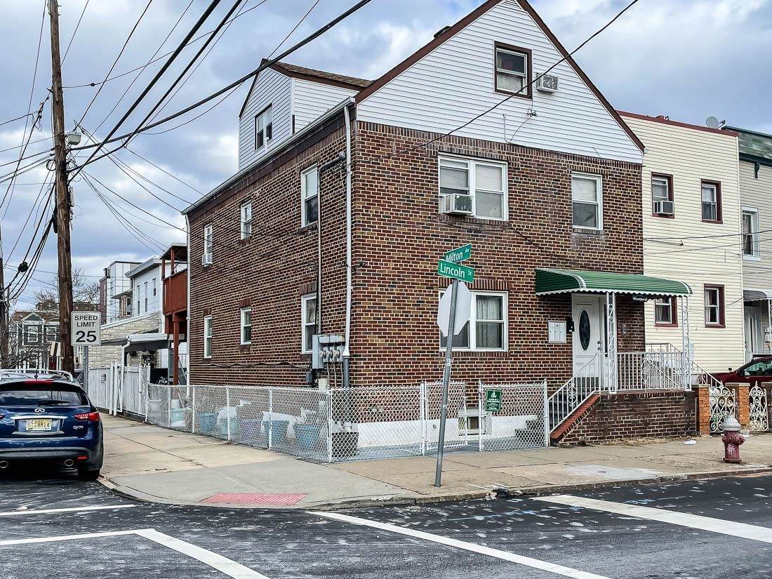 90 Lincoln St - Photo 1