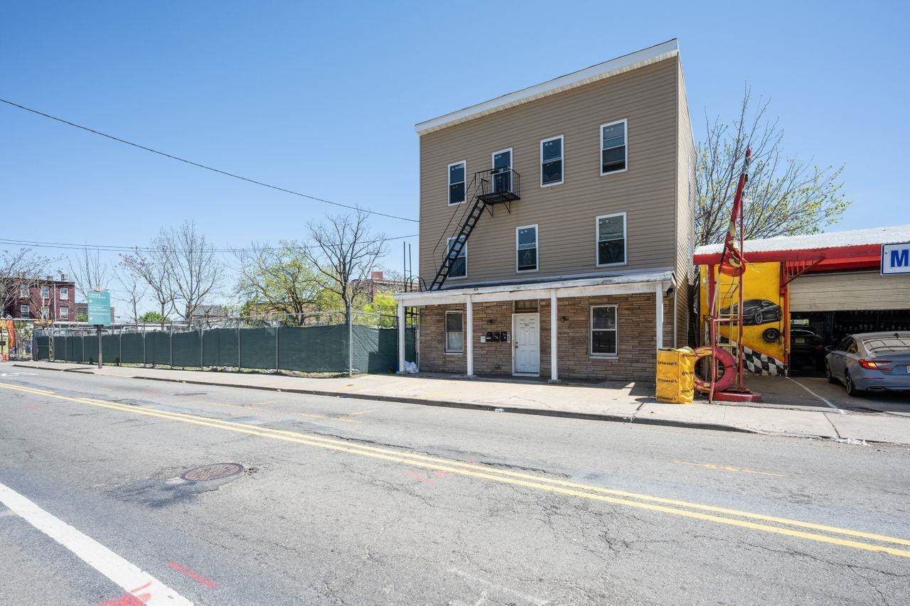 1052 Garfield Ave - Photo 1