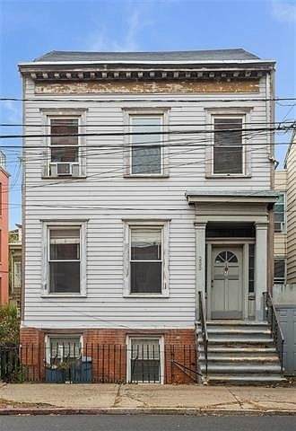 233 Montgomery St - Photo 1
