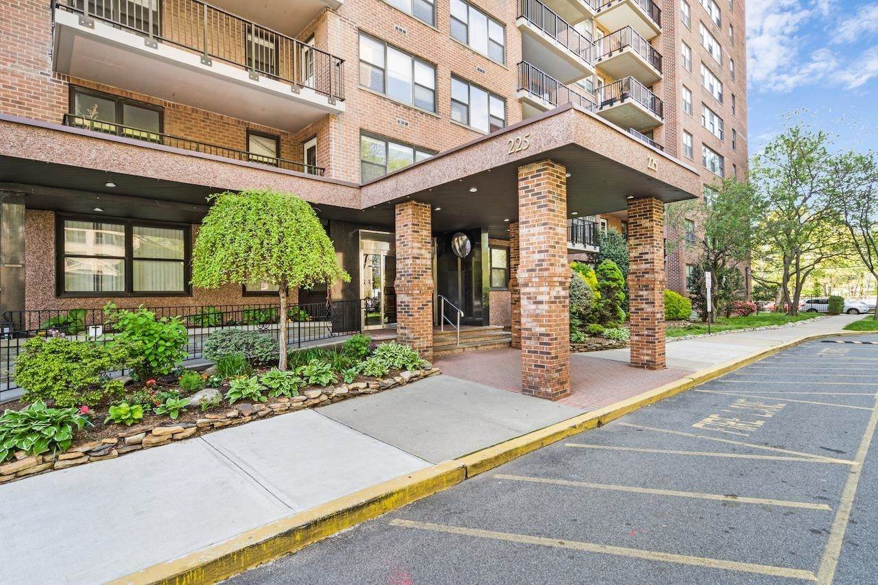 225 St Pauls Ave - Photo 1