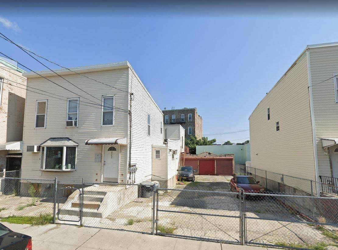 920-922 21ST ST - Photo 1