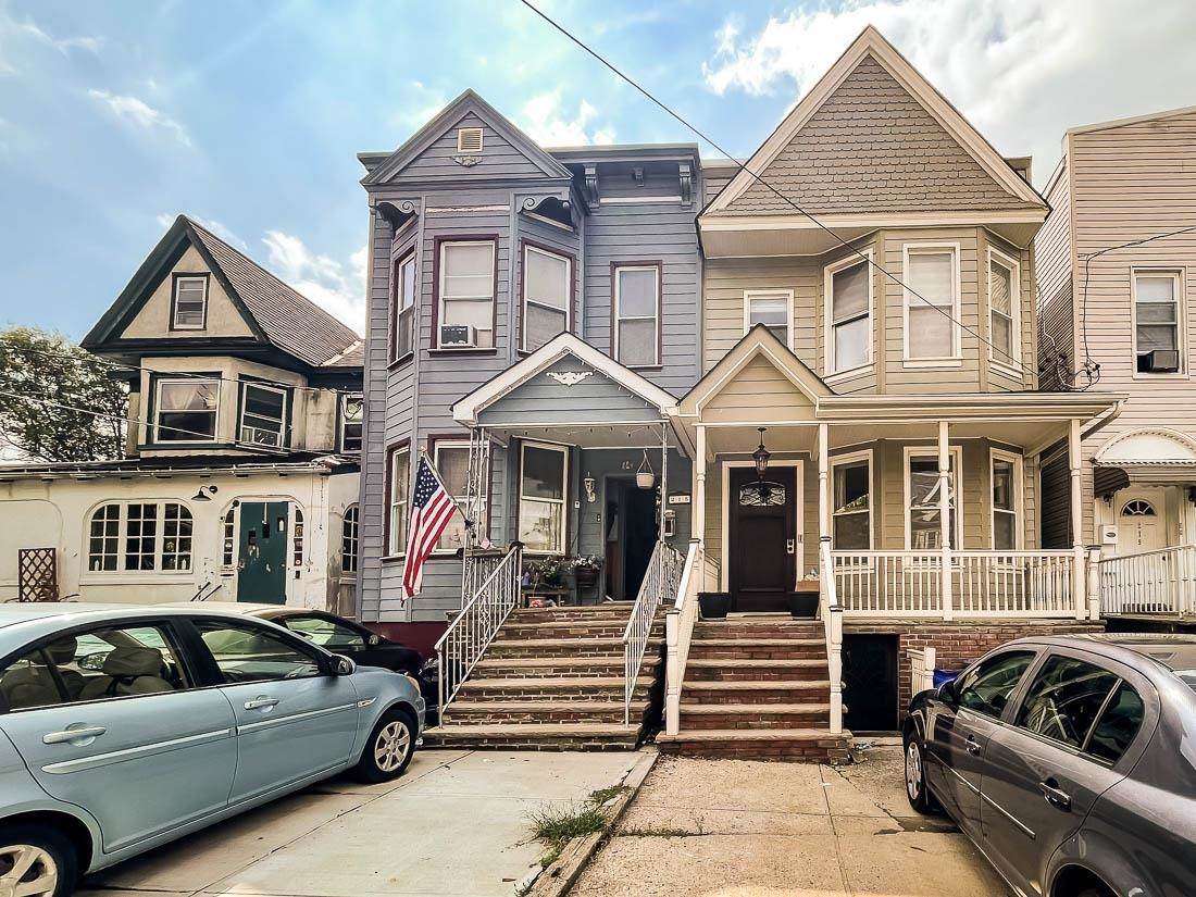 215 Harrison Ave - Photo 1