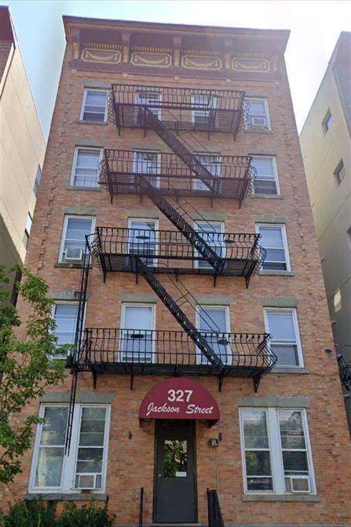 327 Jackson St - Photo 1