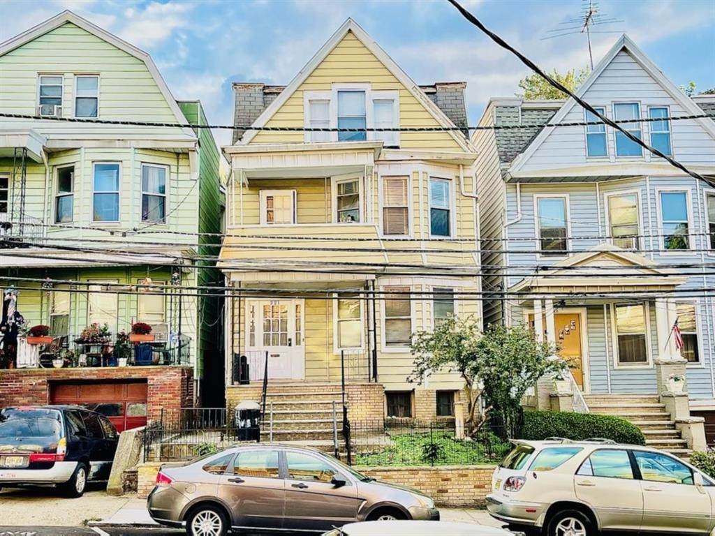 221 Jewett Ave - Photo 1