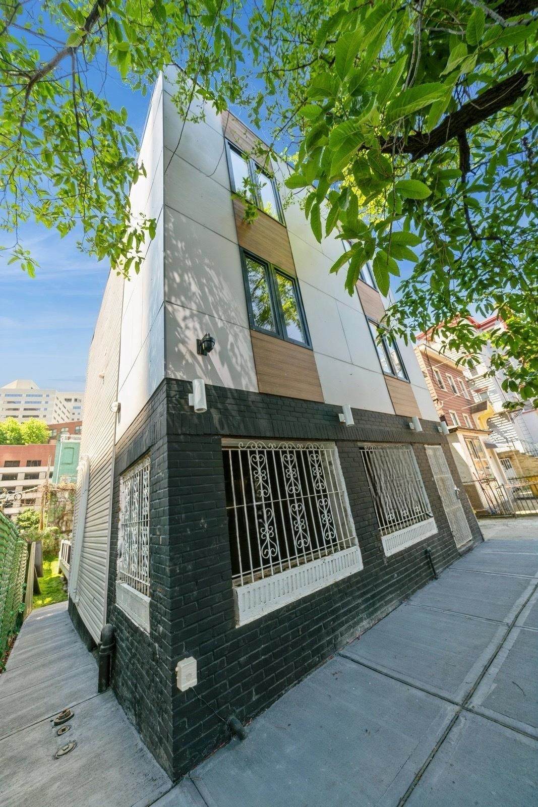 195 Bay St - Photo 1