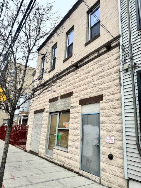 2404 Summit Ave - Photo 1