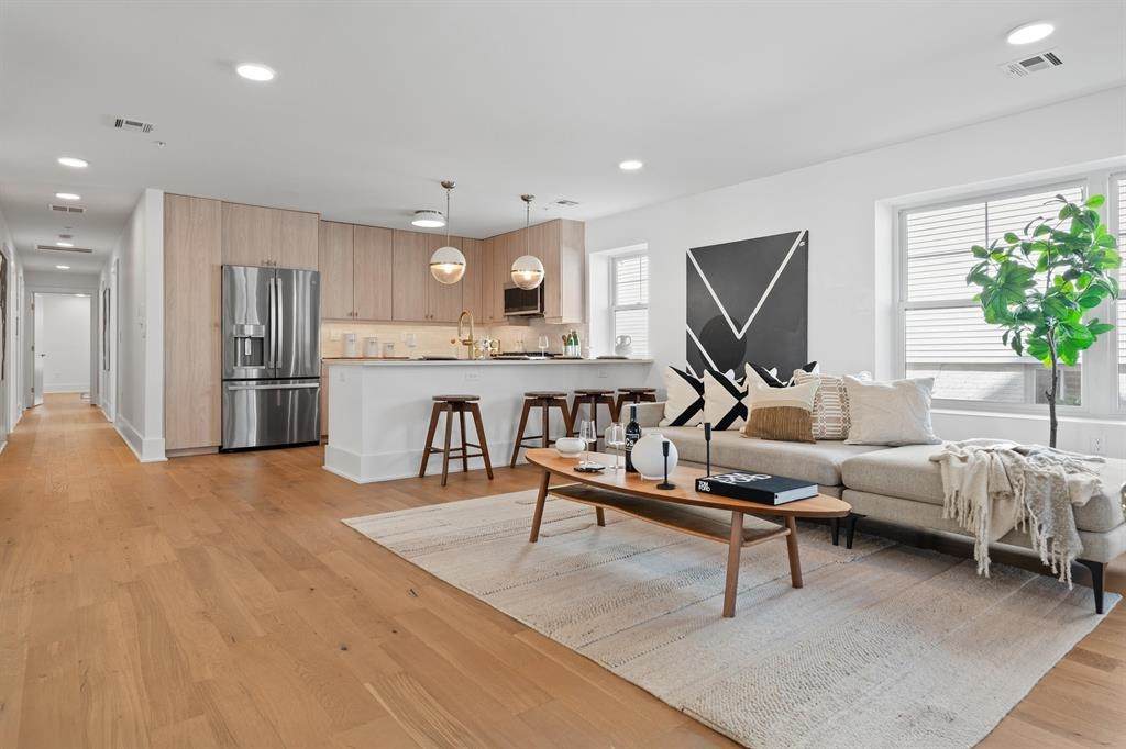 525 Avenue E - Photo 1