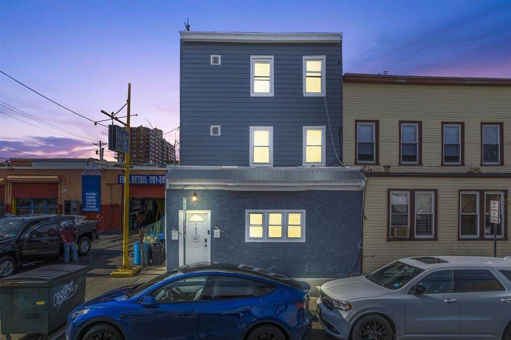 705 8TH ST - Photo 1