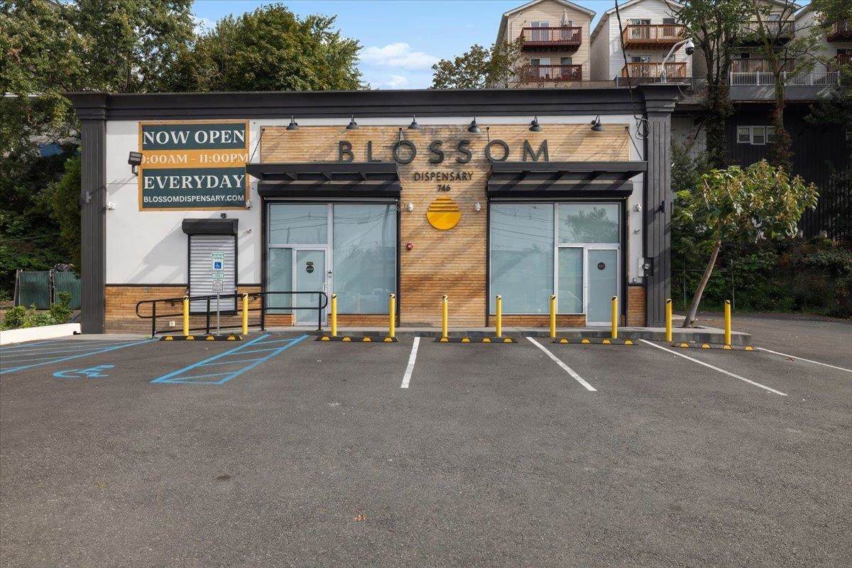 746-748 Tonnelle Ave - Photo 1