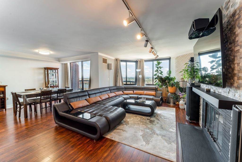 2110 Harmon Cove Tower - Photo 1