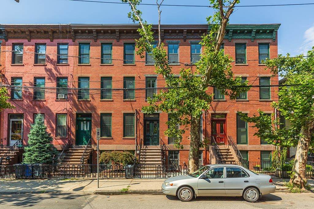 206 8TH ST - Photo 1