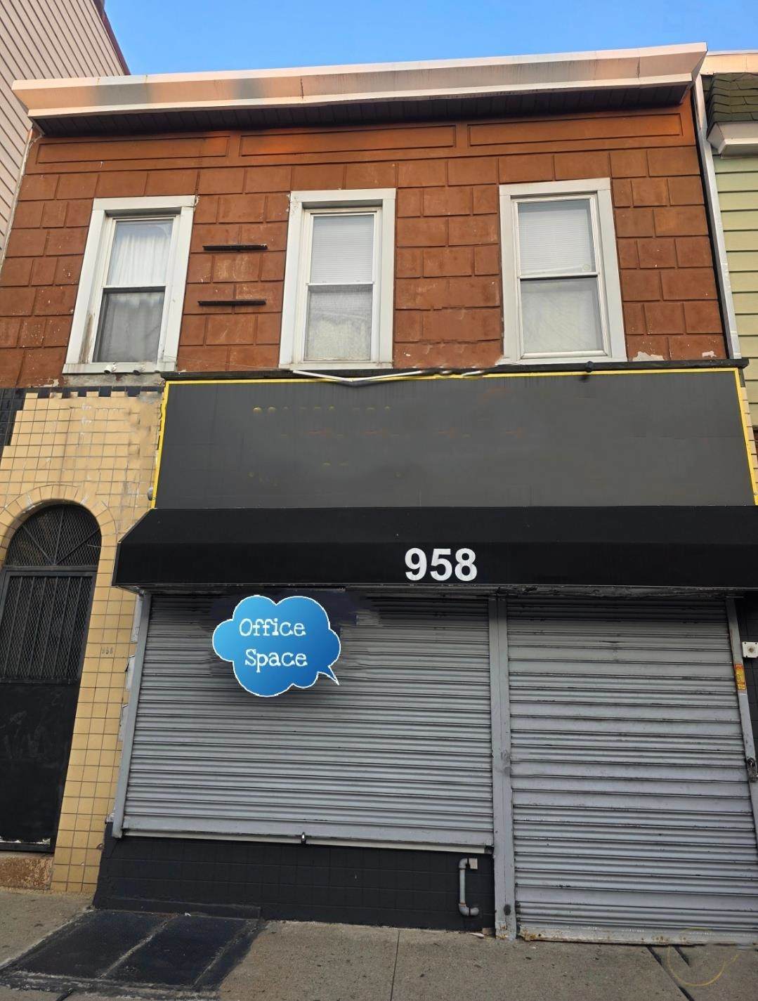 958 Summit Ave - Photo 1