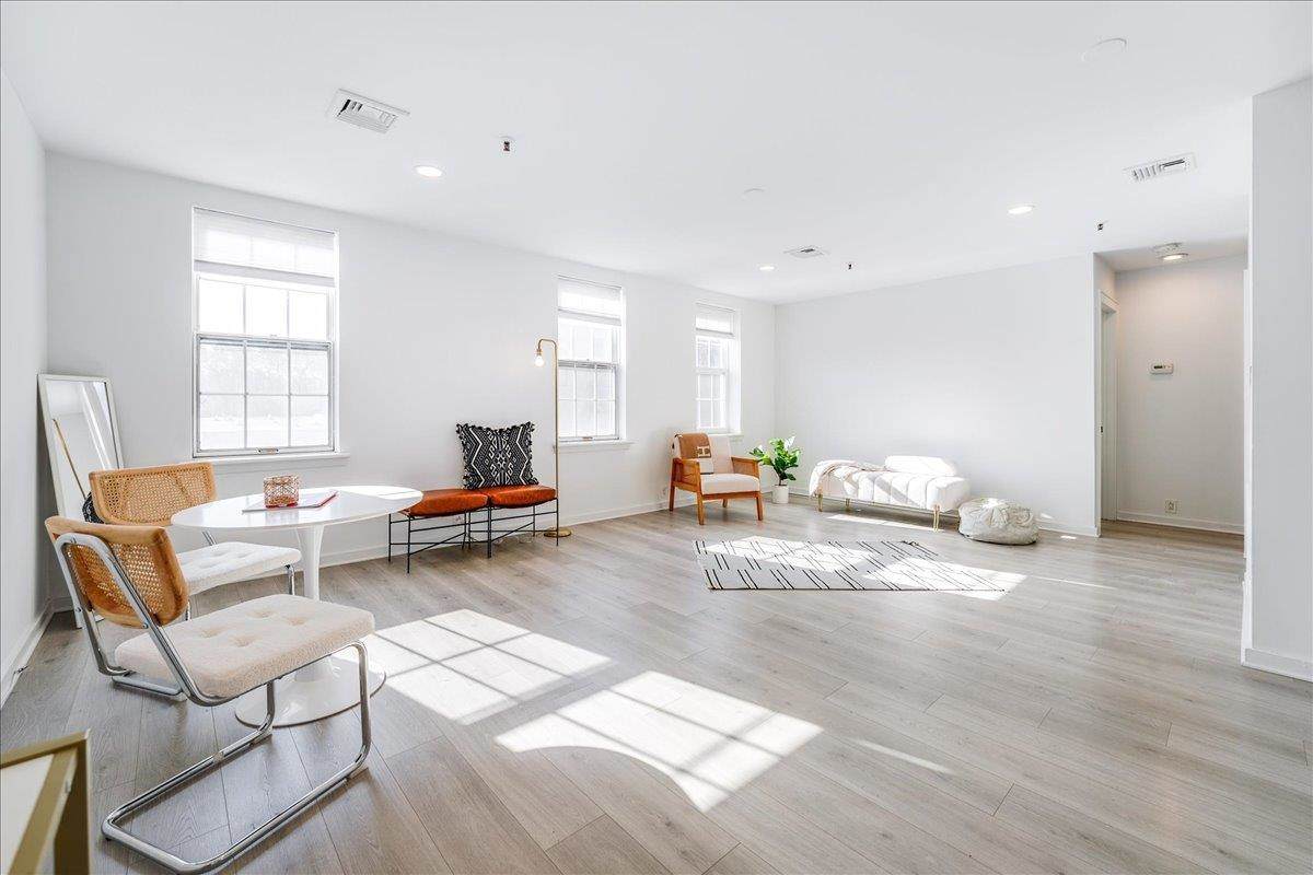 1024 Clinton St - Photo 1