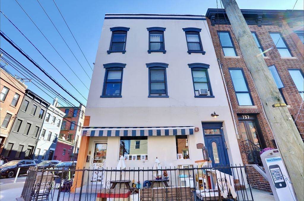 739 Bloomfield St - Photo 1