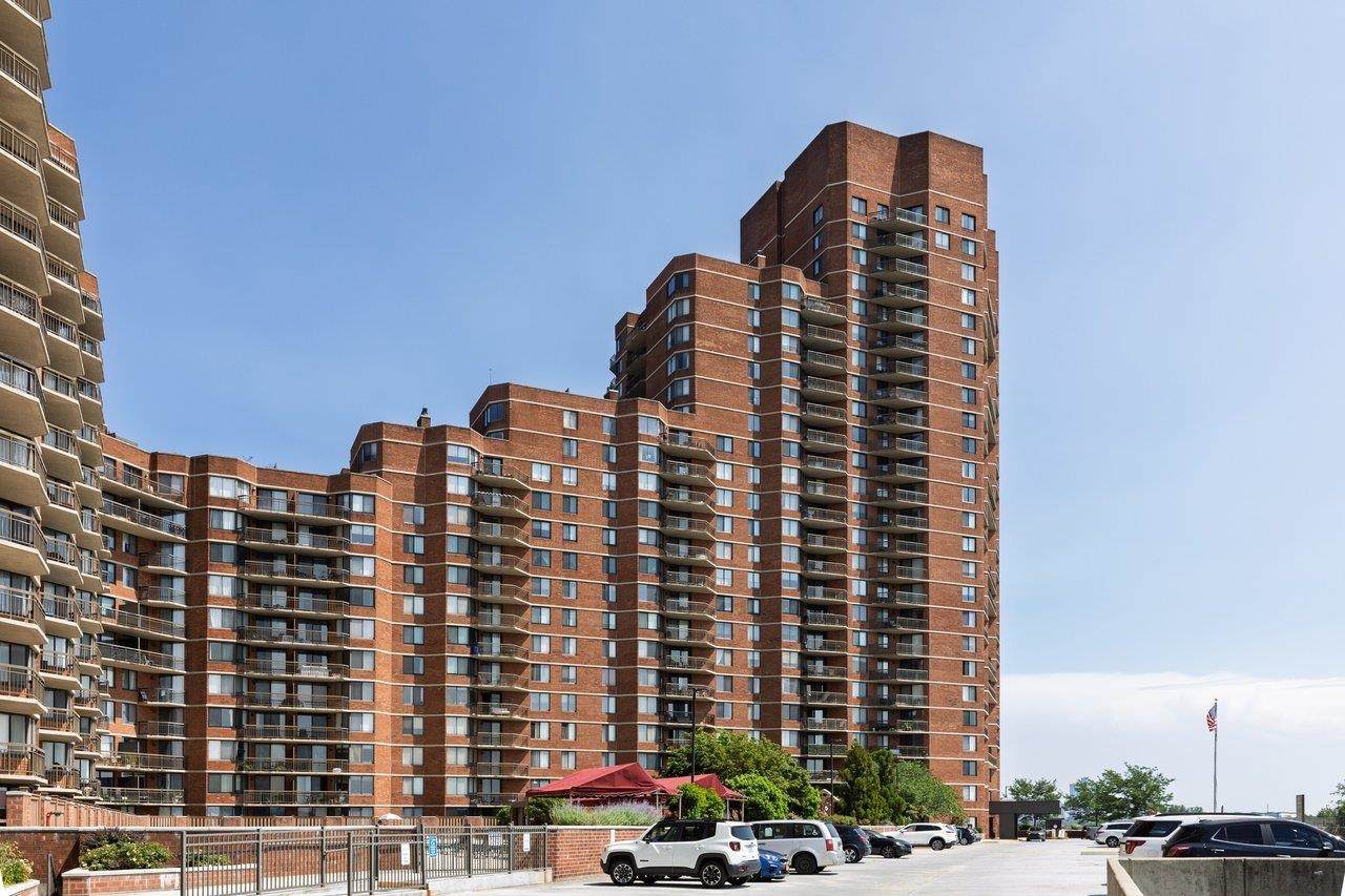 1705 Harmon Cove Tower - Photo 1