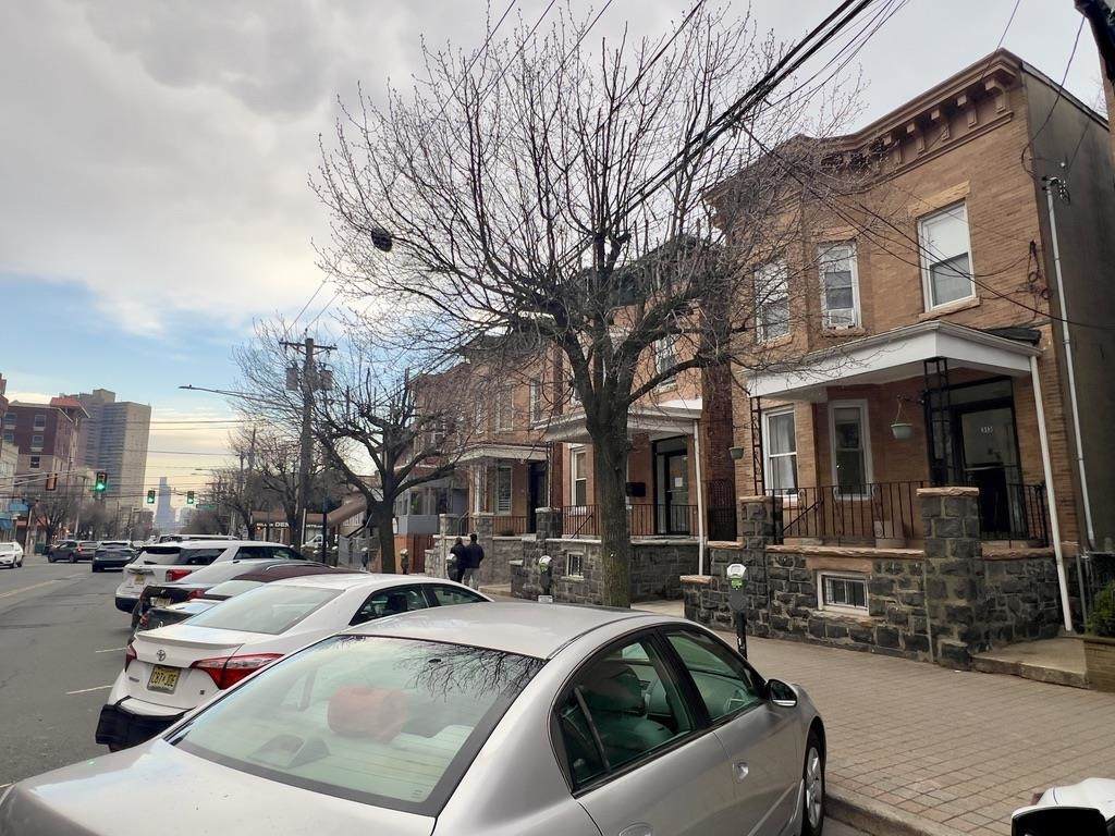 313 60TH ST - Photo 1