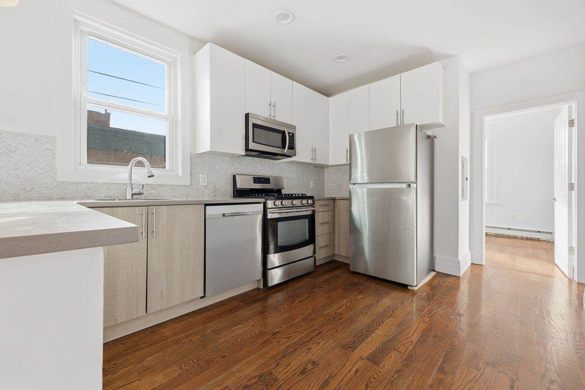76 Bowers St - Photo 1