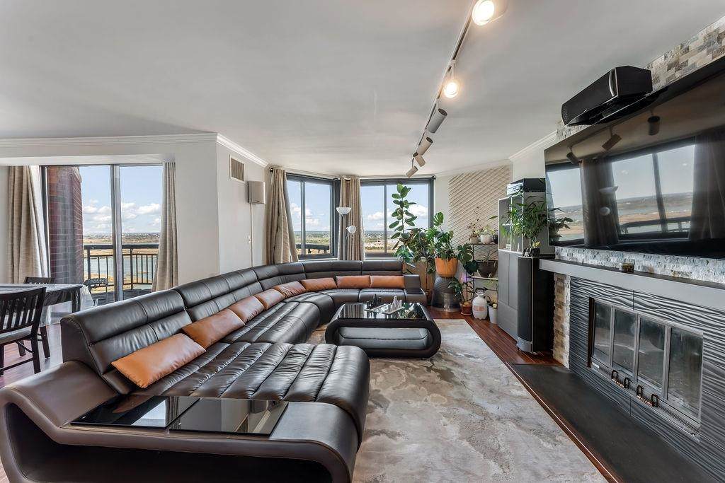 2110 Harmon Cove Tower - Photo 1