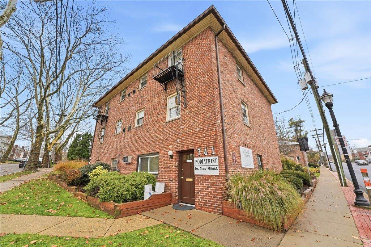 741 Bloomfield Ave - Photo 1
