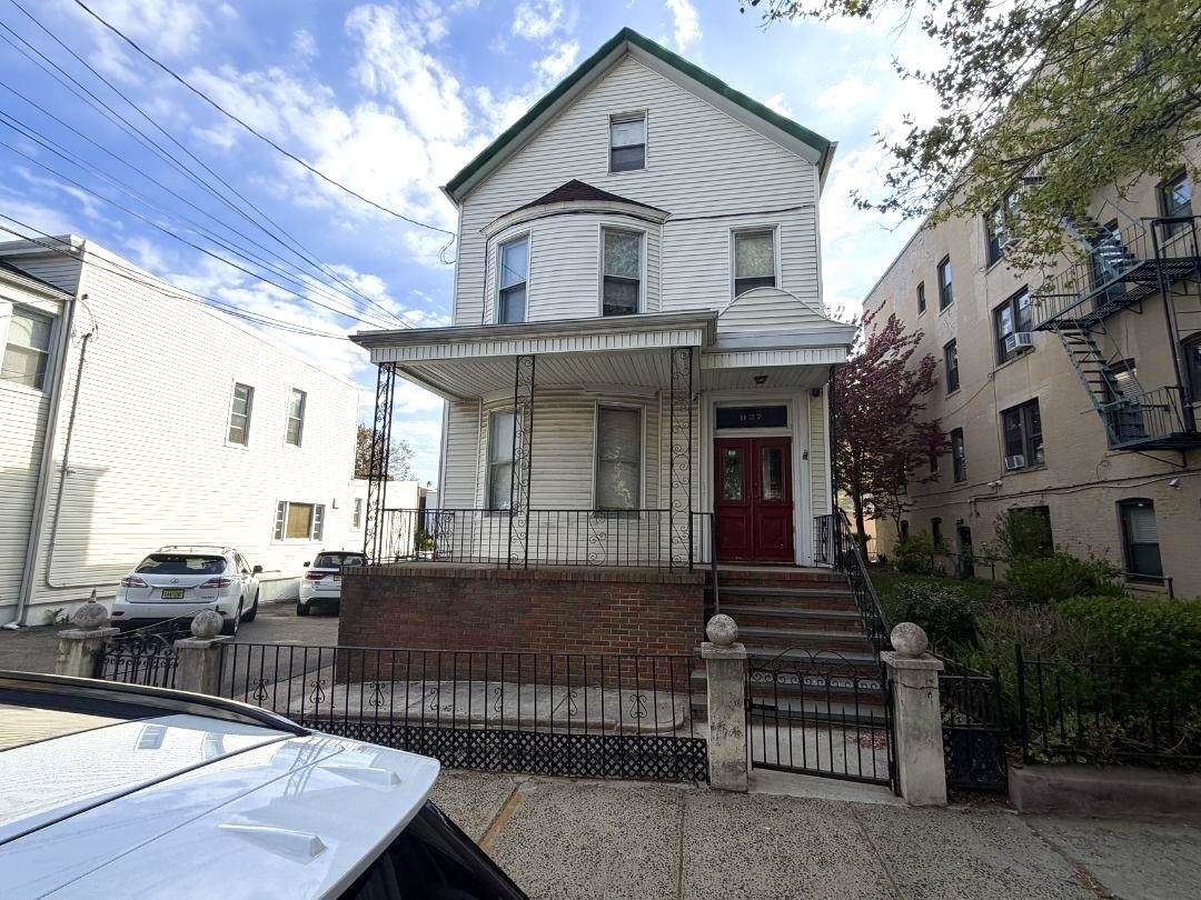 927 18TH ST - Photo 1
