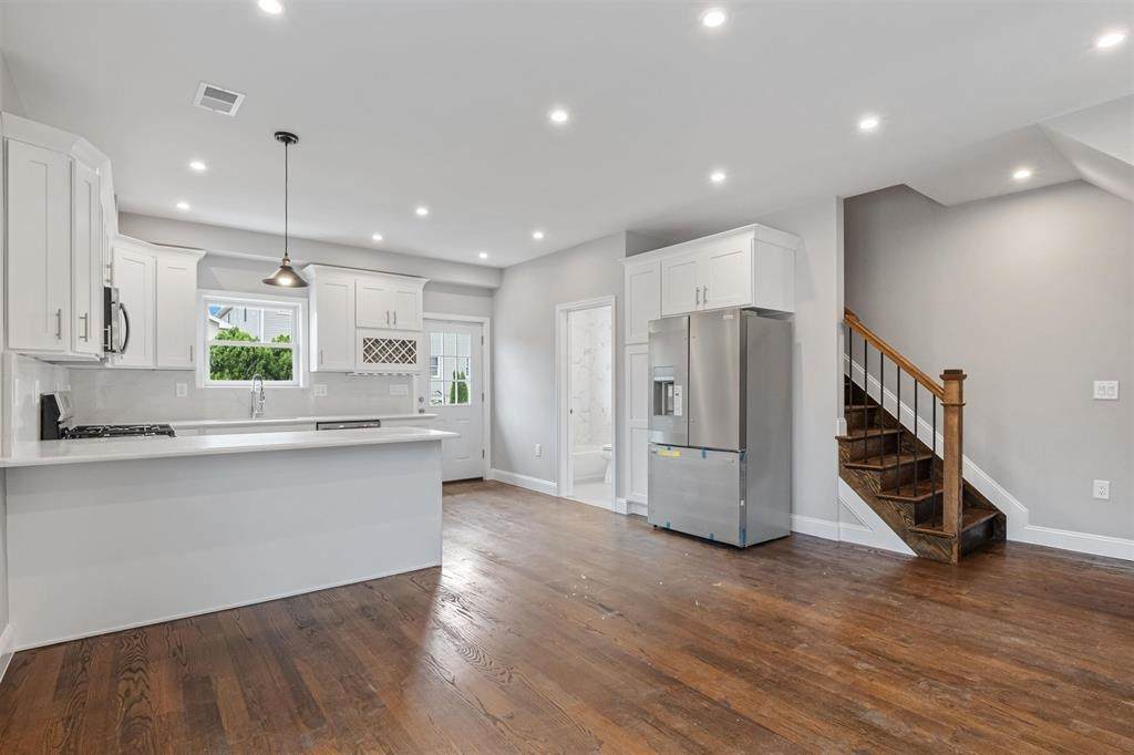 153 Laidlaw Ave - Photo 1