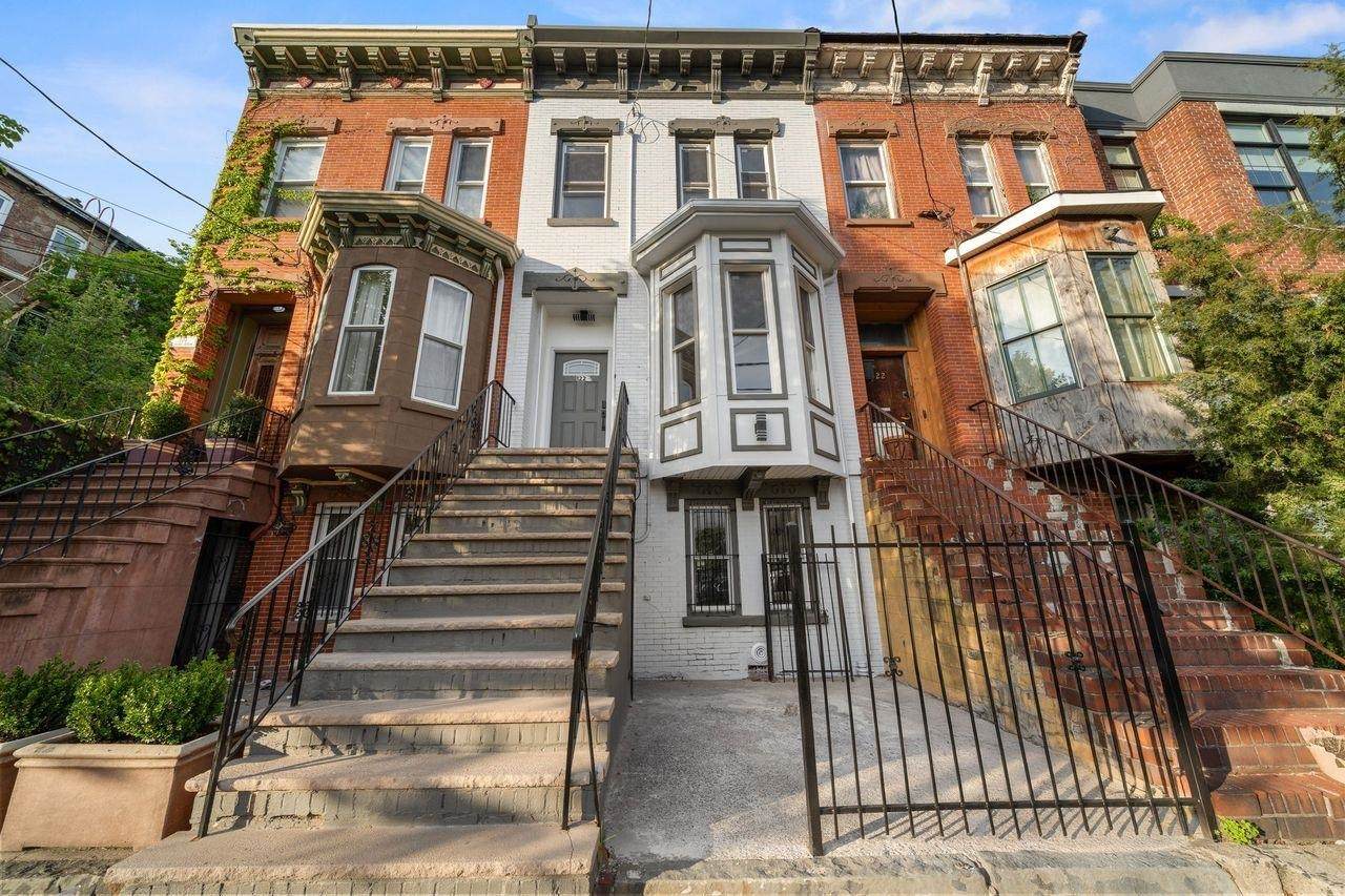 122.5 Harrison Ave - Photo 1